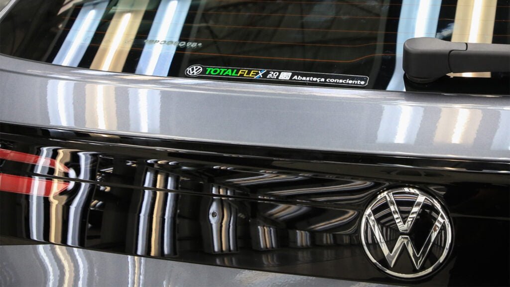 Volkswagen celebra 20 anos do seu motor Total Flex com adesivo exclusivo