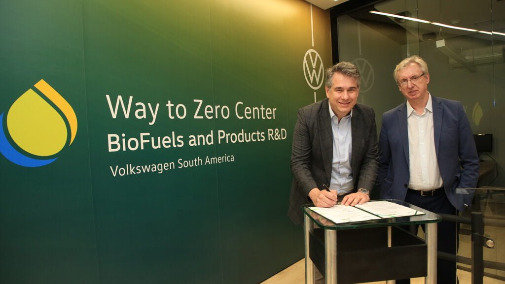 O CEO da Volkswagen do Brasil, Ciro Possobom (à esq.), assina o contrato com o presidente da Finep, Celso Pansera