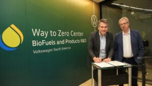 O CEO da Volkswagen do Brasil, Ciro Possobom (à esq.), assina o contrato com o presidente da Finep, Celso Pansera