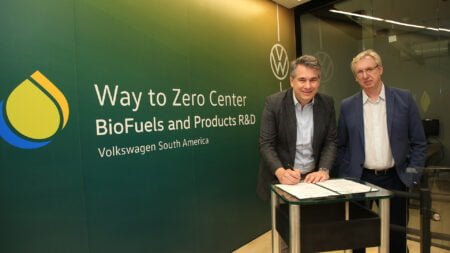 VW estabelece parceria com Finep para impulsionar Inovação e Sustentabilidade O CEO da Volkswagen do Brasil, Ciro Possobom (à esq.), assina o contrato com o presidente da Finep, Celso Pansera