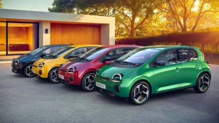 Twingo elétrico 2026, em 4 versões de cores, lado a lado.