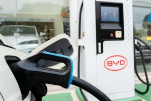 BYD Acelera Instalação de Carregadores carroemercado