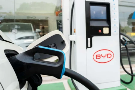 BYD Acelera Instalação de Carregadores carroemercado