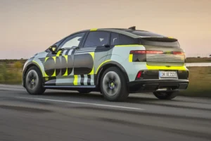 Audi A2 E-tron: o Elétrico Compacto Reinventa a Eficiência e o Carregamento Bidirecional Audi A2 E-tron 2026 carroemercado