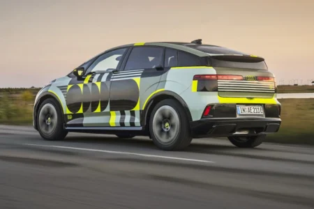 Audi A2 E-tron: o Elétrico Compacto Reinventa a Eficiência e o Carregamento Bidirecional Audi A2 E-tron 2026 carroemercado